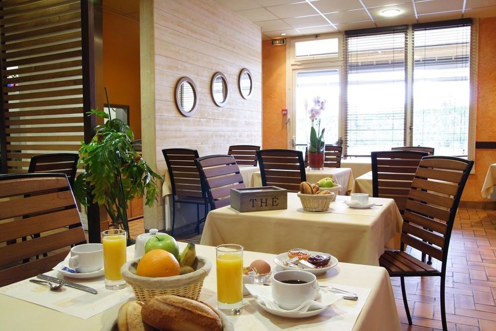 Kyriad Rennes Sud - Cesson Шантпі Ресторан фото